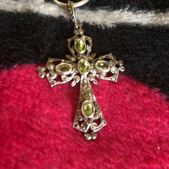 Vintage Cross with Peridot stones and marcasite through out cross. Stamped 900. - Picture 4 of 7